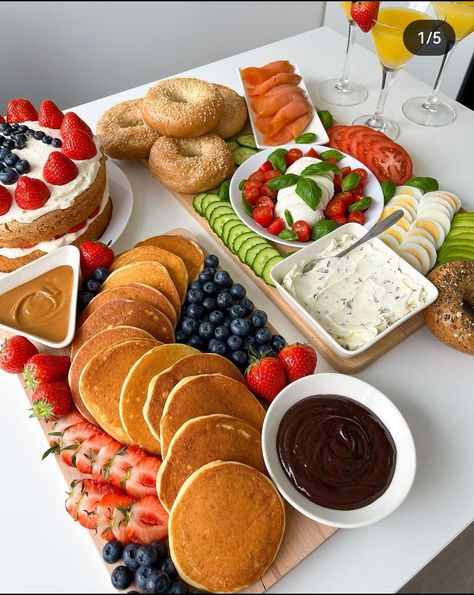 Ladies Brunch Food Ideas, Brunch Boards Ideas, Table Brunch, Romantic Brunch, Breakfast Brunch Party, Hosting Brunch, Ladies Brunch, Lunch Inspiration, Christmas Brunch