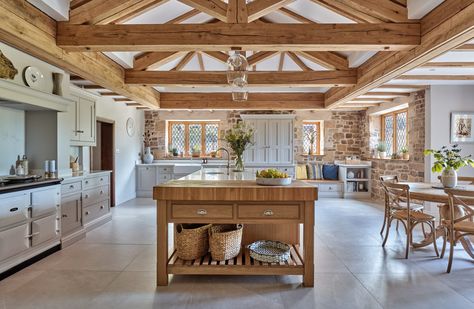 Creating a 'statement island' that defines a kitchen without overwhelming it - Country Life Huge Country Kitchen, Big Country Kitchen, English Manor Kitchen, English Countryside Kitchen, English Country Kitchen, English Country Design, Classic English Kitchen, Tom Howley, Country House Kitchen