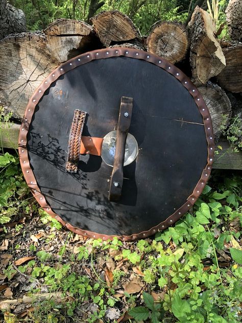 How to Make a Viking Round-Shield How To Make A Shield, Diy Shield, Round Shield, Viking Halloween Costume, Vikings Halloween, Viking Shield, Draw Two, Carriage Bolt, Spiral Pattern