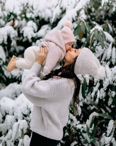 Winter One Photo Shoot, Snow Pictures With Baby, Winter Family Shoot Outfits, Winter Mom And Daughter Photos, Outside Christmas Photoshoot Family, Family Winter Photoshoot Ideas, Baby Under Tree Picture, Christmas Family Photoshoot With Newborn, Winter Toddler Photoshoot