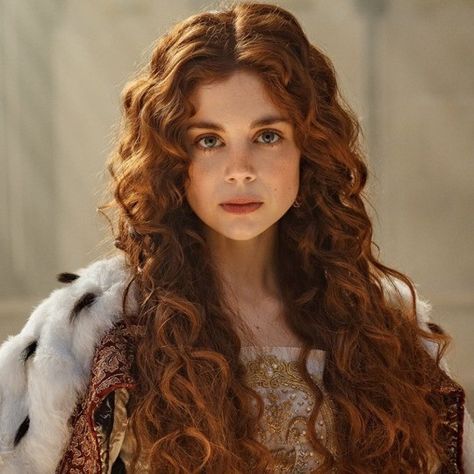 The Spanish Princess, Historical Hairstyles, Spanish Queen, Spanish Princess, Lily Potter, Medieval Woman, Spanish Woman, Catherine Of Aragon, Princess Hairstyles