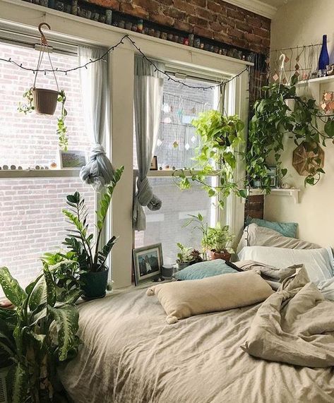 love this cozy bedroom full of plants! Boston Apartment, Lots Of Plants, Nature Room, Apartment Decorating On A Budget, Deco Studio, Small Apartment Decorating, Aesthetic Rooms, Design Bedroom, Room Inspiration Bedroom