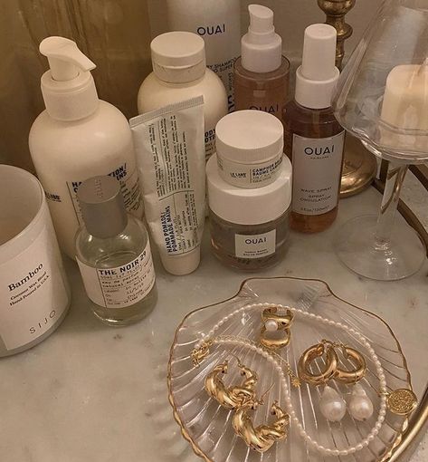 Clean girl aesthetic, skincare ideas #commissionearned Clean Girl Esthetics, Clean Skincare Aesthetic, Clean Girl Skincare Products, Tidying Aesthetic, That Girl Skincare, Messy Clean Girl Aesthetic, Cleansing Aesthetic, Girl Skincare Aesthetic, Clean Girl Aesthetic Skincare