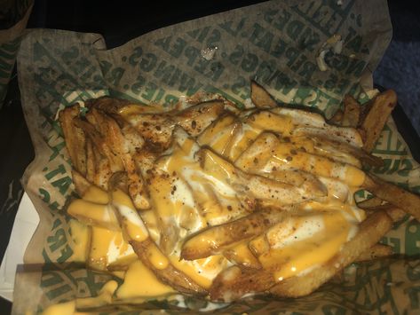 Cajun seasoning, melted cheese, and ranch 🥴🤤 Wingstop Cheese Fries, Voodoo Fries, Cajun Fries, Minimalist Cakes, Good N, I'm Fat, Loaded Fries, Food Therapy, Cheese Fries