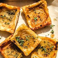 Puff Pastry Recipes Savory, Puff Pastry Appetizers, Pastry Appetizer, Onion Tart, Puff Pastry Tart, Cheese Puff Pastry, Savory Tart, Pastry Tart, Savory Appetizer