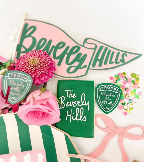 A moment for the FLATLAY! 🩷💚 Dont worry I still have lots of Troop Beverly Hills Party content coming, but can we take a moment for all the small shops who made this dream a reality! Tableware: @bonjourfete Personalized Pencils: @tennesseegirlgang Acrylics: @atomickraftworks Pennants and bows: @goldieletterco Printables and invites: @the.lettervee Cookies: @royallyiced Macroons: @mac_lab #flatlay #flatlaystyle #flatlays #troopbeverlyhills #troopbeverlyhillsparty #beverlyhillshotel #... Beverly Hills Bid Day Theme, Troop Beverly Hills Bachelorette, Troop Beverly Hills Birthday Party, Troop Beverly Hills Party, Beverly Hills Party, 2025 Vibes, Troop Beverly Hills, Bid Day Themes, Beverly Hills Hotel