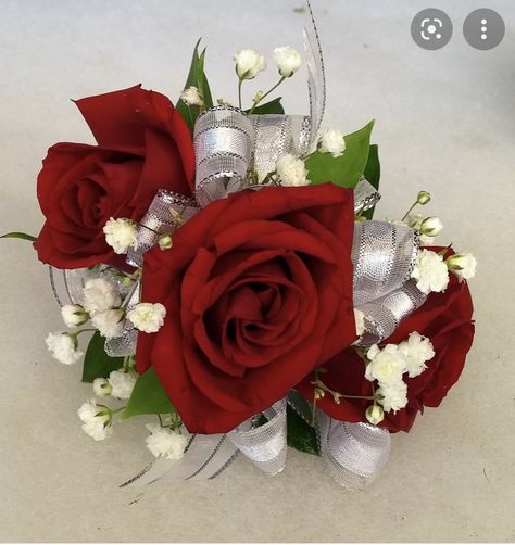 Prom Corsage Red, Diy Wrist Corsage, Red Corsages, Rose Wrist Corsage, Prom Flowers Corsage, Homecoming Flowers, Homecoming Corsage, Prom Corsage And Boutonniere, Diy Corsage