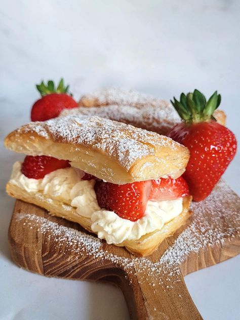 Strawberry Cream Pastry, Strawberry Puff Pastry Dessert, Strawberry Puff Pastry, Strawberry Tarts Recipe, Strawberry Cream Puffs, Strawberries And Whipped Cream, Cream Pastry, 80s Birthday, Cafe Recipes