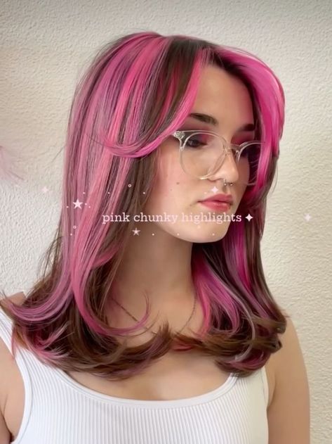 pink highlights Blonde Hair With Pink Curtain Bangs, Purple With Pink Highlights, Pink Ends On Brown Hair, Brown With Pink Highlights, Pink Money Piece Hair, Pink Chunky Highlights, Draculaura Hair, Brown Hair With Pink Highlights, Pink Peekaboo Highlights