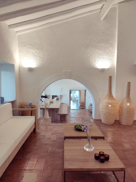 Terracota Floors Living Room, Red Tile Floor Living Rooms, Terracota Floors, Terracotta Floor Living Room, Spanish House Design, Red Tile Floor, Terracotta Living Room, Spanish Living Room, Italian Country House