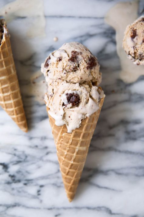 Brown Butter Brownie Ice Cream: nutty brown butter ice cream swirled with fudgy brownie pieces. One bite and you're in ice cream heaven. Butter Ice Cream, Broma Bakery, Brownie Ice Cream, Fudgy Brownie, Mix Recipes, Ice Cream Popsicles, Ice Cream Cones, Snack Mix, Ice Cream Sandwich