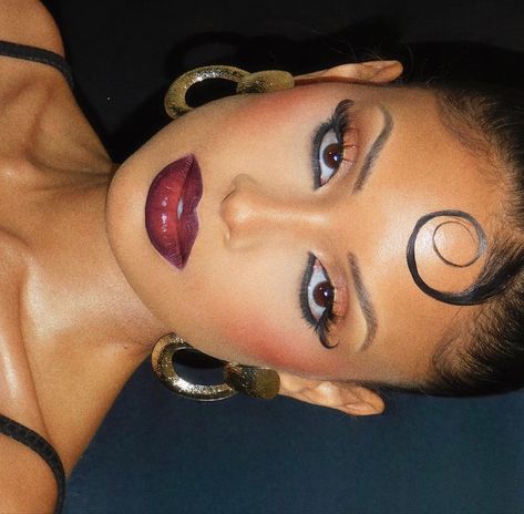 Vintage Makeup Black Women, Femme Fatale Makeup Black Woman, Ethereal Fashion Aesthetic, Subtle Christmas Makeup, Kali Uchis Makeup Look, Naomi Campbell Makeup, Vampy Makeup For Black Women, Dark Seducer, Red Makeup Looks For Prom