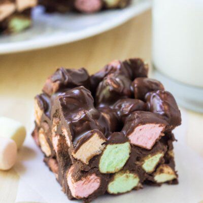 Chocolate confetti squares are a super easy, retro dessert with only 4 ingredients. They're soft and chewy with a delicious hint of peanut butter and sweet, fluffy marshmallow texture. Chocolate Marshmallow Squares, Confetti Squares, Peanut Butter Marshmallow Squares, Marshmallow Squares, Marshmallow Fudge, Peanut Butter Squares, Fudge Dessert, Retro Desserts, Cookie Dough Bars