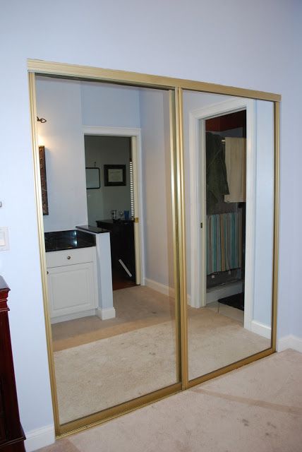 Spray paint the brass on the mirror closet doors?  Kara's Korner: Closet Part 2 : Door Makeover Rail Closet, Closet Doors Painted, Diy Kast, Mirrored Wardrobe Doors, Spacious Closet, Sliding Mirror Closet Doors, Bedroom Tidy, Cheap Closet, Mirror Closet