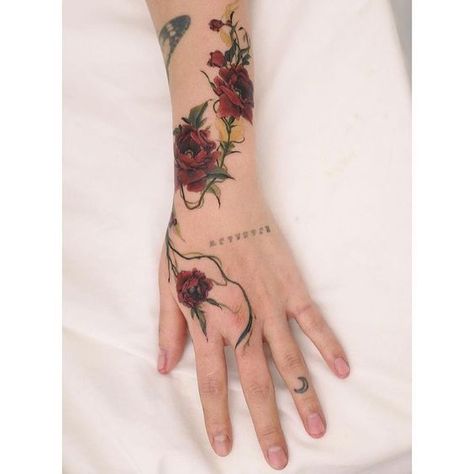 Flower Hand Tattoo, Rose Vine Tattoos, Pink Rose Tattoos, Rose Hand Tattoo, Hand And Finger Tattoos, Vine Tattoos, Floral Tattoo Sleeve, S Wave, Tattoo Style Drawings