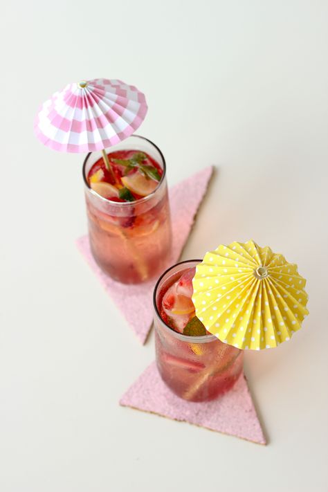 Hawaiin Drinks, Diy Drink Umbrellas, Diy Cocktail Umbrellas, Diys For Summer, Summer Drink Recipes Nonalcoholic, Cocktail Umbrella, Palm Royale, Tiki Drink, Simple Diys