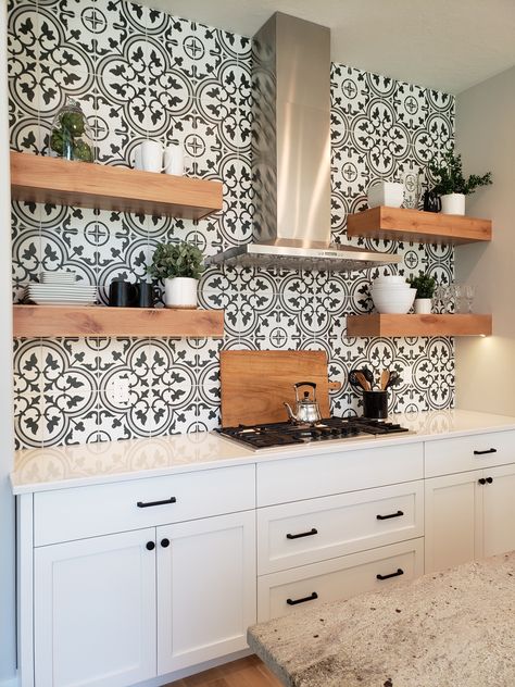 Small Kitchen Tiles Ideas Wall, Kitchen No Cabinets Ideas, Kitchen Ideas No Cabinets, Boho Backsplash Kitchen White Cabinets, Moroccan Kitchen Tiles Backsplash Ideas, Kitchen Mozaik Tiles Wall, Boho Kitchen Cabinets, Kitchen Shelf Ideas, Small Kitchen Tiles