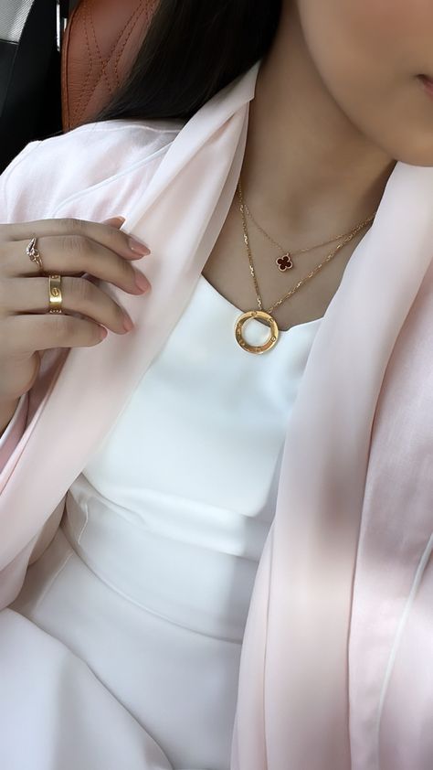 Sweet Alhambra Necklace, Van Cleef Necklace, Alhambra Necklace, Lux Fashion, Van Cleef And Arpels Jewelry, Luxe Jewelry, Stacked Necklaces, Classy Photography, Classy Aesthetic