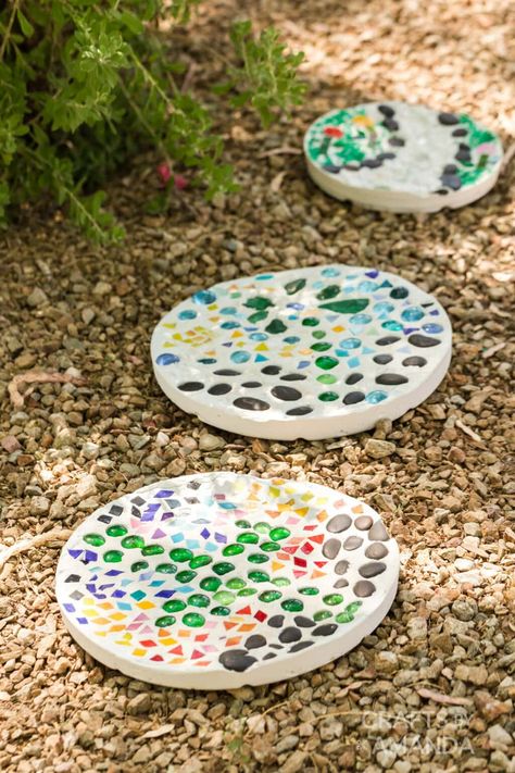 Garden stones are a great way to use pretty embellishments you may have around the house to create a unique piece of outdoor artwork! #garden #gardencraft #diy #kidscrafts #gardenstones #gardening #craftsbyamanda Stepping Stone Crafts, Homemade Stepping Stones, Stepping Stones Kids, Garden Stepping Stones Diy, Diy Stepping Stones, Barn Table, Homemade Garden, Stepping Stone Molds, Pretty Tiles