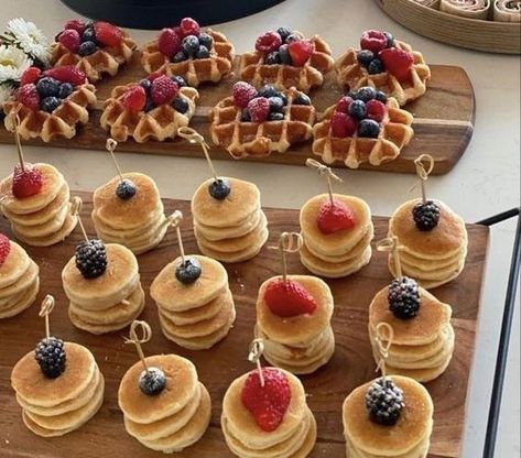 Summer Wedding Buffet Ideas, Brunch For Party, Pretty Brunch Food, Brunch Party Birthday, Fun Birthday Food Ideas, Sweet 16 Food Ideas Snacks, Cute Party Food Ideas, Breakfast Gender Reveal, Breakfast Birthday Party Ideas