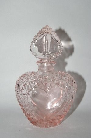 Vintage Perfume Bottles Aesthetic, Antique Makeup, Pretty Perfume, Pretty Perfume Bottles, Antique Perfume Bottles, Antique Perfume, Vintage Perfume Bottles, Vintage Perfume, Bottles And Jars