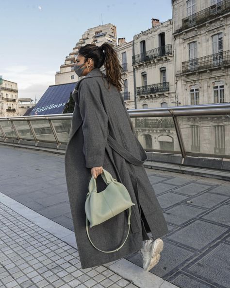 grey oversize coat / manteau gris oversize / sac vert polene / green polene bag / junesixtyfive / fashion blogger / pale green bag / pastel green bag / sac vert pale / sac vert pastel / grey and green look / look vert et gris / idee de look hiver / winter look idea Grey Bag Outfit, Polene Bag Outfit, Celine Bag Outfit, Weekend Errands Outfit, Vert Pale, Green Bag Outfit, Polene Bag, Bag Street Style, Oversize Coat