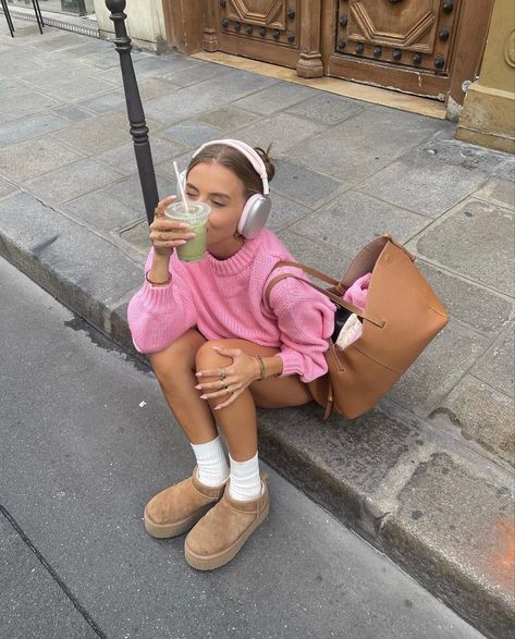 fall it girl matcha mini uggs pink sweater airpod maxes outfit Look Rose, Skandinavian Fashion, Uggs Outfit, Mode Casual, Stockholm Fashion, Fall Fits, Mode Inspiration, College Outfits, Knitwear Women