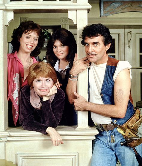 "One Day at a Time" TV show Bonnie Franklin, Julie Cooper, 70s Sitcoms, 80 Tv Shows, 1970s Tv Shows, Hollywood Pictures, 70s Tv Shows, Valerie Bertinelli, Childhood Tv Shows