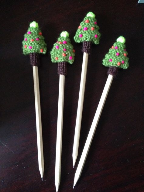 Tiny knitted xmas tree pencil toppers (pattern from 'Teeny Tiny Mochimochi' book) Crochet Pencil Toppers, Pencil Crochet, Crochet Craft Fair, Crochet Pencil, Pen Toppers, Crochet Sloth, Knitted Patterns, Knitted Toys Free Patterns, Diy Pencil