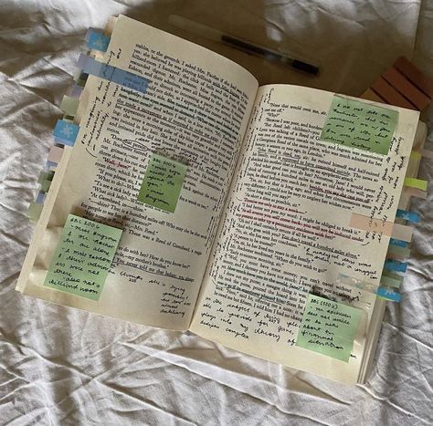 Messy Book Annotation, Messy Books, Messy Journal Aesthetic, Fluent French, Messy Journal, Annotation Ideas, Sticky Notes Book, Book Annotating, Business University