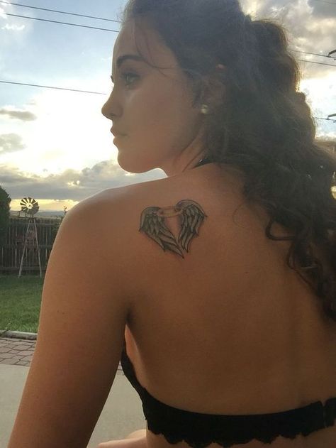 Tattoos In Memory Of Mom, Tattoo Guardian Angel, Tattoos In Memory, Wings Tattoos, Beautiful Angel Tattoos, Angel Tattoo For Women, Guardian Angel Tattoo Designs, Mom Angel, Angle Tattoo