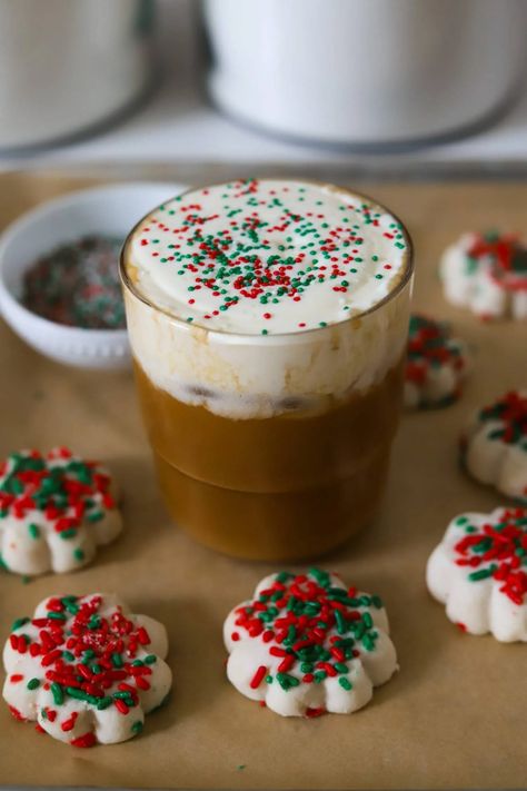 Starbucks Sugar Cookie Latte Copycat | Moribyan Holiday Latte Recipe, Starbucks Sugar Cookie Latte, Mocha Sauce Recipe, Sugar Cookie Coffee, Starbucks Sugar Cookie, Sugar Cookie Latte, Sugar Aesthetic, Mocha Latte Recipe, Starbucks Holiday Drinks