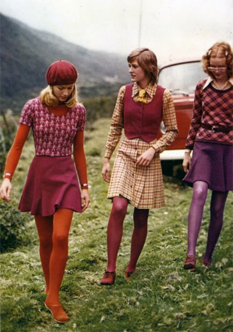 Old school cool. Mid to late 60s -- mini skirt, poor boy turtlenck, vest, matching tights. 40s Mode, 60s 70s Fashion, 60s And 70s Fashion, Fashion 70s, 70s Inspired Fashion, 70s Outfits, 70’s Fashion, 70s Hippie, Sixties Fashion