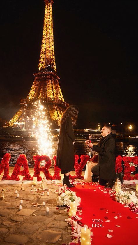 Paris Marriage Proposal, Gf Proposal Ideas, Surprise Proposal Pictures, Young Couples Photography, Night Romance, Paris Proposal, Cute Proposal Ideas, Proposal Pictures, Mood With Bae