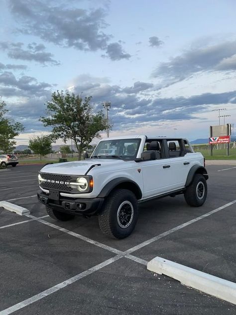 Bronco Girl Aesthetic, Bronco Aesthetic, White Ford Bronco, Big Houses Exterior, 2023 Bronco, Mom Cars, White Bronco, New Ford Bronco, Bronco Car