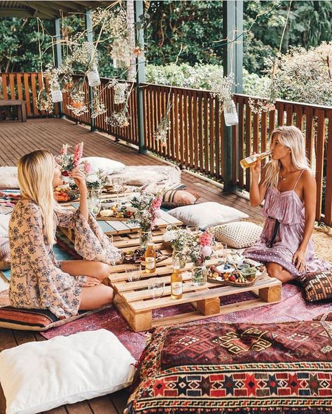 This picture is enough to make you feel inspired by the boho style. Use wooden crates and cushions to create a relaxing seating area which makes eating and drinking with your loved ones even more special! Crate Seats, Diy Wooden Crate, Crate Bookshelf, Deco Champetre, Boho Picnic, Floor Seating, Bohol, Picnic Party, Decoration Inspiration