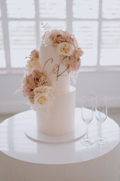 How stunning are the blush tones of the florals on this cake - and the initials for the cake topper! ❤️ Photography 📸MEO Weddings Bramleigh Estate, Wedding Cake With Initials, Floral Wedding Cakes, Romantic Wedding Cake, Wedding Cake Rustic, Modern Wedding Cake, Unique Wedding Cakes, Blush Tones, Luxury Wedding Venues