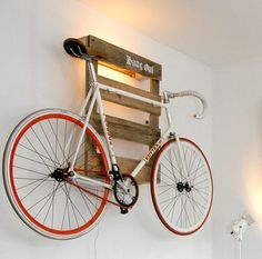 wall-mounted bike holder made of wooden pallet Pallet Bike Racks, Bike Storage Apartment, Indoor Bike Rack, Diy Bike Rack, Indoor Bike Storage, Bike Rack Garage, Storage Hacks Diy, Bike Rack Wall, Bike Storage Solutions