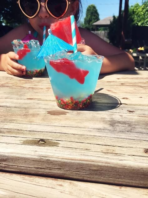 Summer Drinks Kids, Luau Drinks, Fishbowl Drink, Kids Luau, Drinks For Summer, Pool Party Drinks, Pool Party Food, Pool Drinks, Fun Summer Drinks