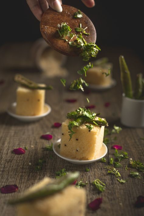 Dhokla.... Gujarati snacks,...yummy Khaman Dhokla Photography, Gujarati Thali Photography, Dhokla Photography, Gujarati Thali, Snacks Yummy, Food Shoot, Khaman Dhokla, Gujarati Snacks, Food Photography Composition