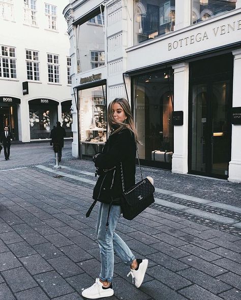 > pinterest: ellemartinez99 Fall Fashion Coats, Millennials Fashion, Street Style Fall Outfits, Alexander Mcqueen Sneakers, Mcqueen Sneakers, Copenhagen Style, Spring Fashion Outfits, Trik Fotografi, Insta Inspo