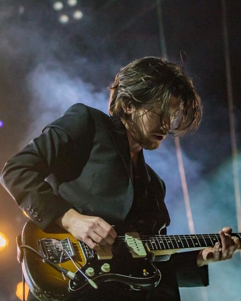 Arctic monkeys-Alex turner (2018) Alex Turner Guitar, Alex Turner Cute, Alex Arctic Monkeys, The Last Shadow Puppets, Monkey 3, Last Shadow, Artic Monkeys, Shadow Puppets, Alex Turner