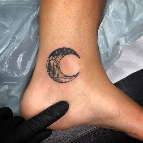 𝕊𝕙𝕖𝕝𝕝𝕖𝕪 𝕊𝕔𝕠𝕦𝕥 𝔻𝕒𝕣𝕝𝕚𝕟𝕘 on Instagram: “A little landscape inside a crescent moon 🌙  #mountaintattoo #crescentmoontattoo #foresttattoo #forest #naturescene #naturelover #tattoo…” Alternative Tattoos, Circular Tattoo, Crescent Moon Tattoo, Tattoos Mandala, Forest Tattoos, Mom Ideas, Mountain Tattoo, Phoenix Tattoo, Tat Ideas