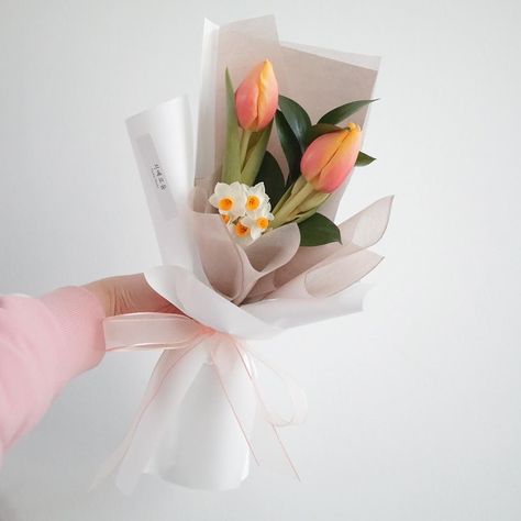 Single Tulip Bouquet, Small Tulip Bouquet, Single Flower Bouquet, Diy Bouquet Wrap, Mini Bouquet, Flower Bouquet Diy, Flower Box Gift, Boquette Flowers, Flower Gift Ideas