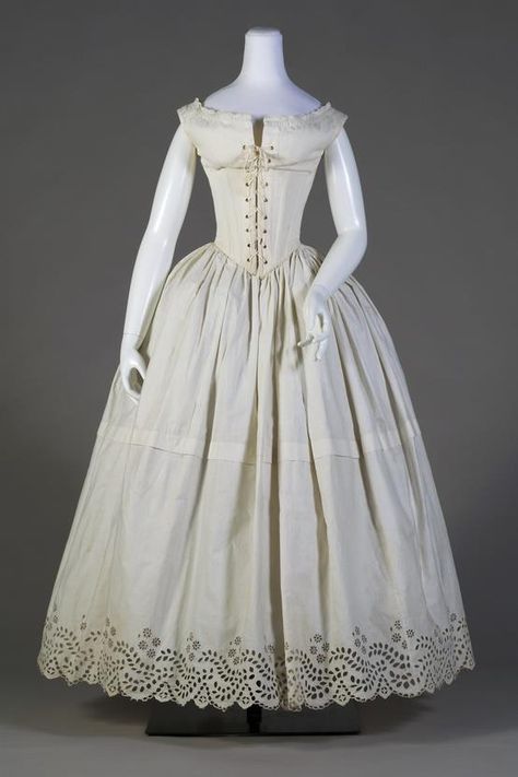 1840-1850, probably America  White cotton corset boned with baleen and white cotton petticoat with eyelet border  Kent State University Museum 19th Century Clothing, 1800s Fashion, Robes Vintage, 19th Century Fashion, Period Outfit, Century Clothing, Antique Dress, Retro Mode, Vintage Gowns