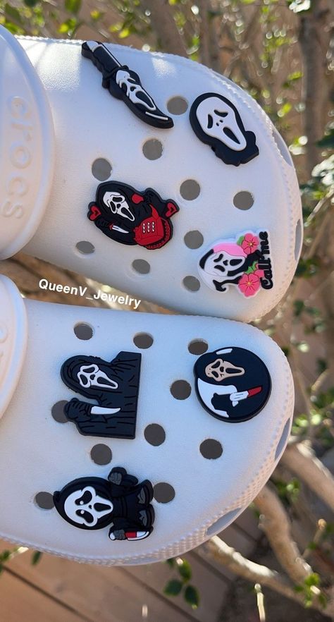 Scream Crocs, Halloween Croc Charms, Croc Jibbitz Ideas Aesthetic, Aesthetic Croc Charms, Ghostface Shoes, Croc Charms Ideas, Croc Charm Ideas, Croc Fits, Croc Jibbitz Ideas