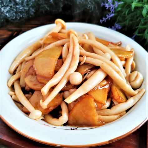 Braised Potatoes and Seafood Mushroom - Easyfoodcook Seafood Mushrooms, Braised Potatoes, Oyster Mushroom Recipe, Fried Potato Chips, Mushroom Recipe, Mushroom Dish, Meals Recipes, Homecooked Meals, Cooking Seafood