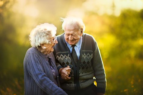 I Photograph Elderly Couples And The Pure And Honest Love That I Witness Is Beyond Amazing (15 Pics) Older Couple, Running Photos, Heartwarming Photos, Elderly Couples, Old Couples, Couples Engagement Photos, The Older I Get, Newly Married Couple, Engagement Style