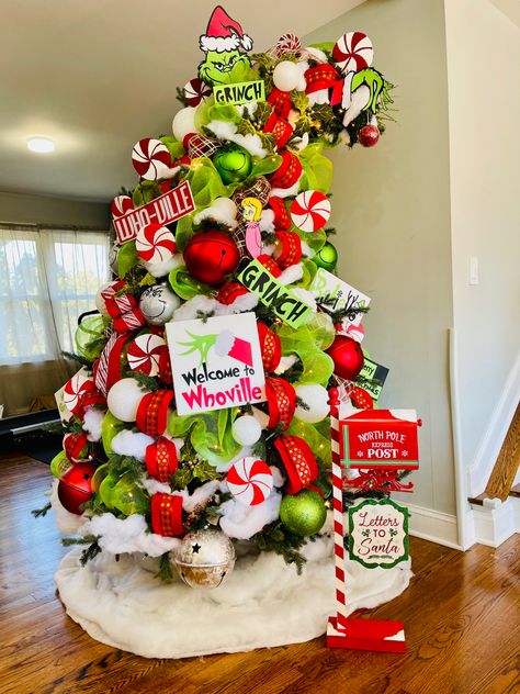 Grinch Theme Centerpieces, Grinch Table Centerpiece, Grinch Centerpiece, Grinchmas Decorations Diy, O Grinch, Grinch Tree, Winter Whimsy, Grinch Trees, Grinch Decorations