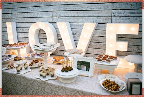 Rehearsal Dinner Food Ideas, Rehearsal Dinner Dessert Ideas, Dinner Buffet Ideas, Candy Bar Wedding Reception, Rehearsal Dinner Fun, Cheap Wedding Food, Rehearsal Dinner Food, Dinner Food Ideas, Backyard Wedding Food